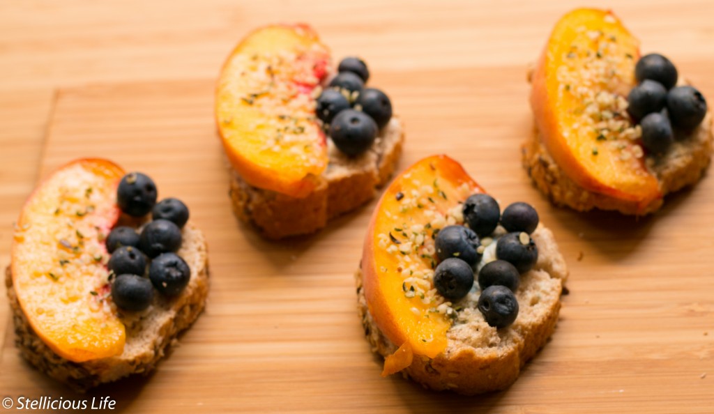 For a quick and easy (ready in 5 minutes!) but oh so delicious snack whip up these gorgonzola peach and blueberries crostini that will satisfy your sweet tooth, yet are healthy and good for you! 