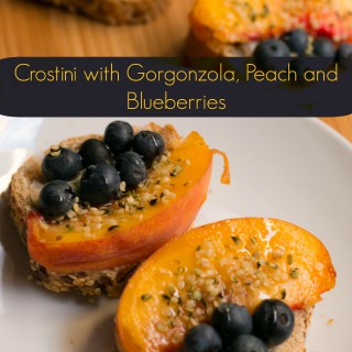 For a quick and easy (ready in 5 minutes!) but oh so delicious snack whip up these gorgonzola peach and blueberries crostini that will satisfy your sweet tooth, yet are healthy and good for you!
